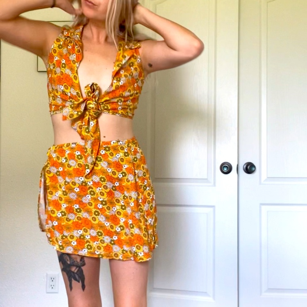 Her Pony The Label honey bunch set, 70s vibes